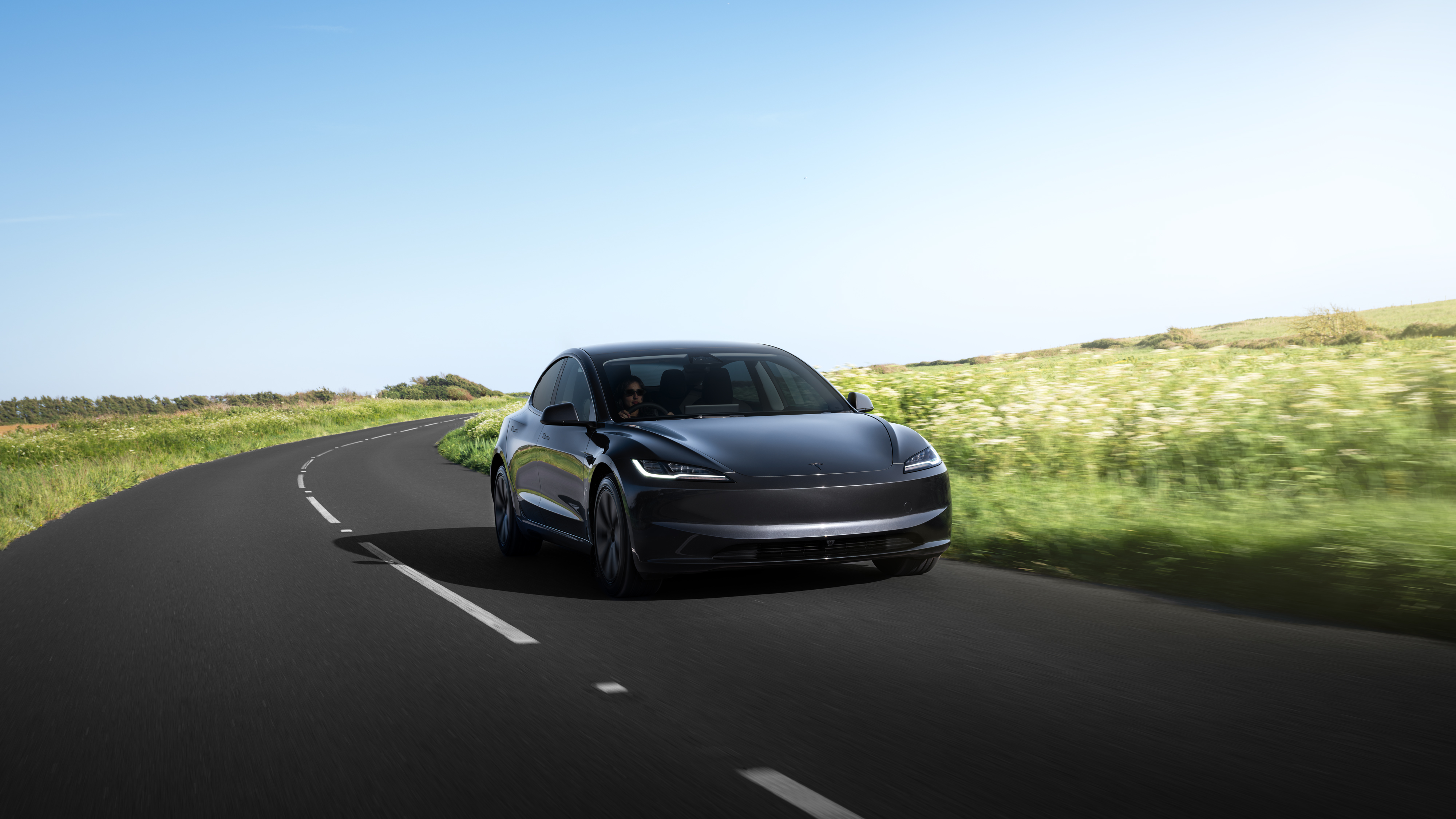 Tesla Model 3 roulant sur une route